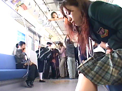 通学中に公然羞恥 ゲロリスト女子校生