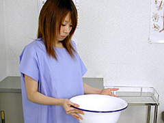 おしっこを検査される少女